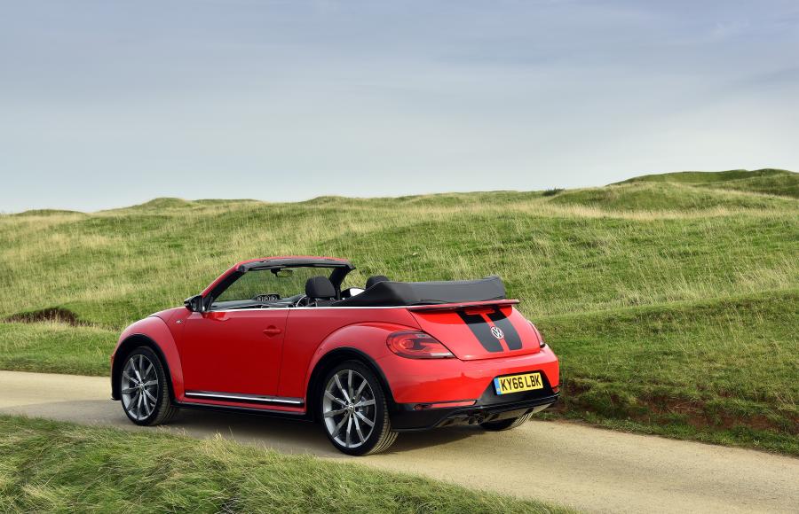  Volkswagen Beetle Cabriolet R-Line 2016 года  (UK) (фото 22 из 32)